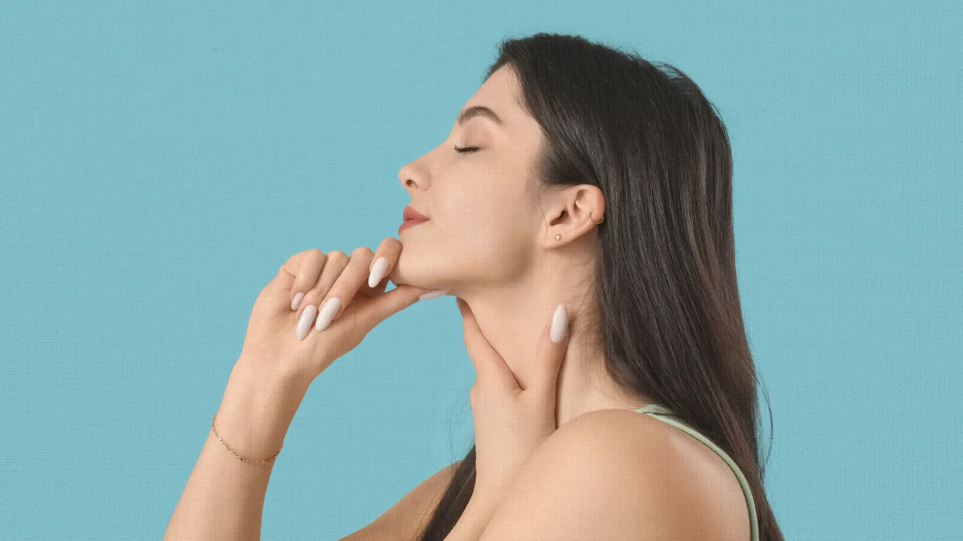 the siluette of a woman showing a sculpt jawline